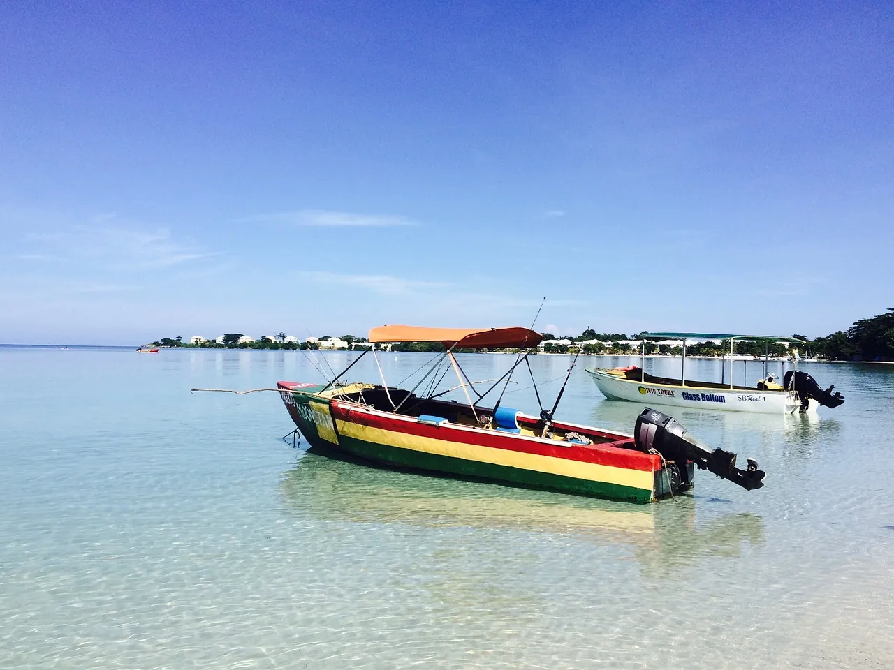 Costa tropical de Jamaica con mar Caribe y vegetación